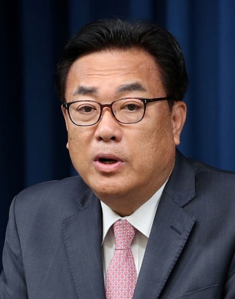 윤 대통령, 이런 반응 예상했을까? 정진석 비서실장 임명에 민주당이 내놓은 '논평' | 위키트리 윤 대통령, 이런 반응 예상했을까? 정진석 비서실장...