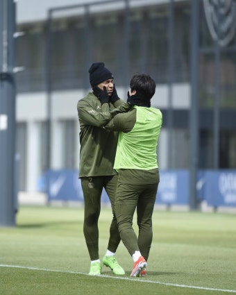 PSG 이강인...중요한 경기 앞두고, 음바페랑 껴안는 '사진' 공개 | 위키트리 PSG 이강인...중요한 경기 앞두고, 음바페랑 껴안는 '사진' 공개