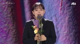 아무도 몰랐다…백상 수상 도중 결혼 사실 깜짝 발표한 여배우 (남편 정체) | 위키트리 아무도 몰랐다…백상 수상 도중 결혼 사실 깜짝 발표한... 