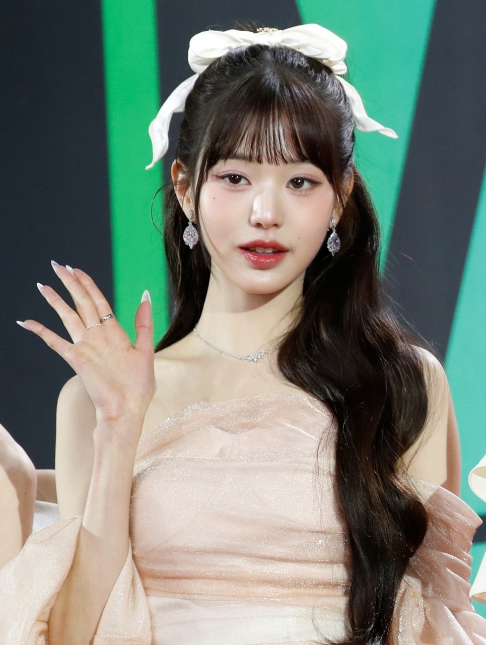 장원영, 아이돌 그룹 아이브 섹시 디바 변신, 2024 KBS 가요대축제 성공적 무대 완료