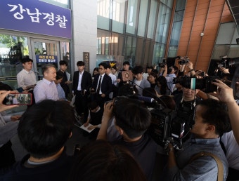 현장 발칵...김호중, 취재진 피해 지하로 조사 출석 (+경찰 입장) | 위키트리 현장 발칵...김호중, 취재진 피해 지하로 조사 출석 (+경찰 입장)