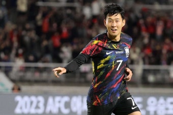 “한국을 위해 더 뛰고 싶다” 축구 대표팀 은퇴 고민하던 손흥민, 깜짝 소식 발표 | 위키트리 “한국을 위해 더 뛰고 싶다” 축구 대표팀 은퇴...