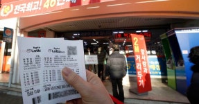 복권 대박 남성, 이혼 후 16세 연하 애인에 돈 퍼부어 | 위키트리 복권 대박 남성, 이혼 후 16세 연하 애인에 돈 퍼부어