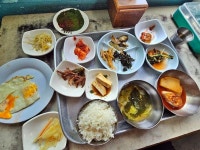 반찬 14개 백반이 단돈 5000원인 식당 (+사진) | 위키트리 “요새 김밥값이네”... 반찬 14개 백반이 단돈 5000원인 식당 (+사진)