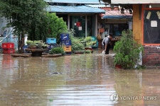 “다 떠내려갔다…” 폭우로 인해 대구 동촌유원지서 벌어진 일 (사진 5장) | 위키트리 “다 떠내려갔다…” 폭우로 인해 대구 동촌유원지서... 