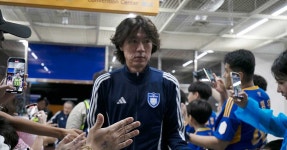 '역대 축구대표팀 국내파 감독 연봉 순위' 3위 신태용, 2위 홍명보, 1위는 바로… | 위키트리 '역대 축구대표팀 국내파 감독 연봉 순위' 3위... 