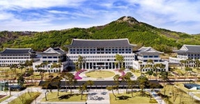 “일본 돗토리현서 규모 6.6 강진” 운동장에 줄서서 앉아 있는 학생들 | 위키트리 “일본 돗토리현서 규모 6.6 강진” 운동장에 줄서서 앉아... 