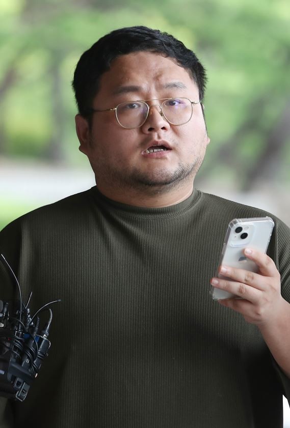 유튜버 쯔양, 협박 혐의로 구제역과 주작 감별사로부터 돈 갈취 혐의로 구속