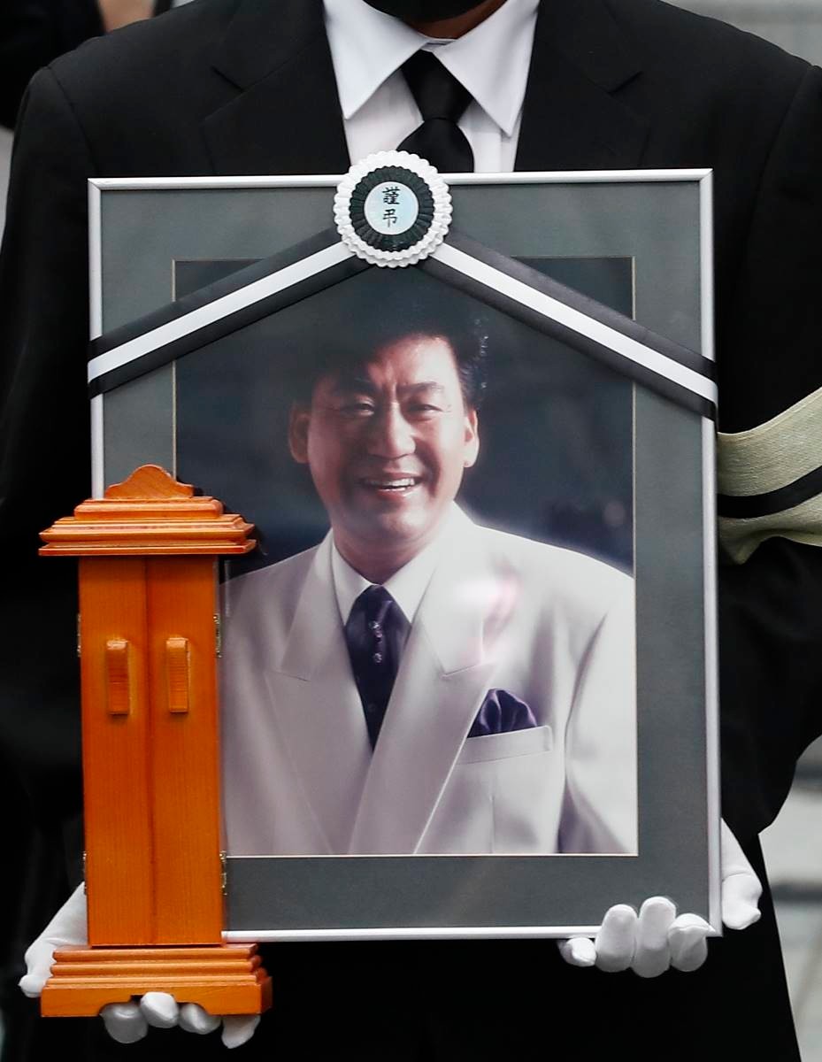가수 송대관, 영결식에서 동료 가수들과 팬들의 마음을 감동시켜
