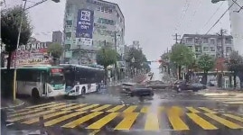 비가 내리던 부천시...아무도 타지 않은 버스가 교차로로 돌진했다 | 위키트리 비가 내리던 부천시...아무도 타지 않은 버스가 교차로로 돌진했다
