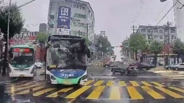 비가 내리던 부천시...아무도 타지 않은 버스가 교차로로 돌진했다 | 위키트리 비가 내리던 부천시...아무도 타지 않은 버스가 교차로로 돌진했다