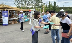 2027 충청 세계U대회 조직위 복숭아축제 찾아 홍보나서 | 위키트리 2027 충청 세계U대회 조직위  복숭아축제 찾아 홍보나서  