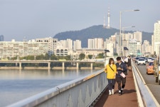 [위키뉴스] 선선해지는 9월, 노을 보며 여유롭게 걷는 브릿지워크한강... 선선해지는 9월, 노을 보며 여유롭게 걷는 브릿지워크한강이 돌아온다