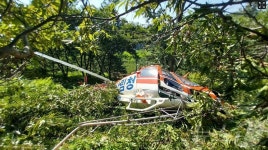 [속보] 경남 하동서 헬기 1대 추락...“1명 부상 추정” | 위키트리 [속보] 경남 하동서 헬기 1대 추락...“1명 부상 추정”