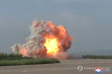북한 '자폭 무인기' 첫 공개...김정은 “하루빨리 배치하라” 지시 (사진) | 위키트리 북한 '자폭 무인기' 첫 공개...김정은 “하루빨리 배치하라”... 