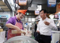 박병규 광주시 광산구청장, 월곡시장 찾아 명절 장보기 | 위키트리 박병규 광주시 광산구청장, 월곡시장 찾아 명절 장보기