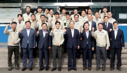 한덕수 국무총리, 경주 방문...뿌리기업 한호산업㈜ 찾아 지원책 모색 | 위키트리 한덕수 국무총리, 경주 방문...뿌리기업 한호산업㈜ 찾아 지원책... 
