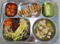 흑백요리사 급식대가가 급식조리사 시절 만들었던 학교급식이 공개됐다 (사진 13장) | 위키트리 흑백요리사 급식대가가 급식조리사 시절... 