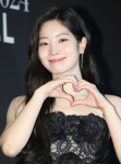 파격…배우로 변신한 트와이스 다현, 시상식서 과감한 노출 (사진 9장) | 위키트리 파격…배우로 변신한 트와이스 다현, 시상식서 과감한 노출... 