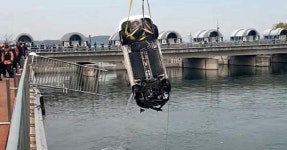 50대가 몰던 자동차 호수로 추락... 운전자 끝내 사망 (담양군) | 위키트리 50대가 몰던 자동차 호수로 추락... 운전자 끝내 사망 (담양군)