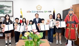 의정부시의회, 제2회 충의공예술제 의장상 수상자 시상 | 위키트리 의정부시의회, 제2회 충의공예술제 의장상 수상자 시상