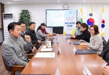 김동근 의정부시장, 숲길 보안관 대원들과 간담회 진행 | 위키트리 김동근 의정부시장, 숲길 보안관 대원들과 간담회 진행