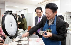 김동근 의정부시장, 제43기 노인대학 졸업식 축하 | 위키트리 김동근 의정부시장, 제43기 노인대학 졸업식 축하