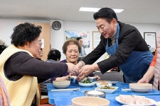 김동근 의정부시장, 금오2차신도브래뉴업 경로당서 배식봉사 동참 | 위키트리 김동근 의정부시장, 금오2차신도브래뉴업 경로당서 배식봉사 동참