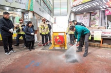전통시장 화재예방 서구, 강남시장 지하매립식 소화전 시연회 | 위키트리 전통시장 화재예방 서구, 강남시장 지하매립식 소화전 시연회