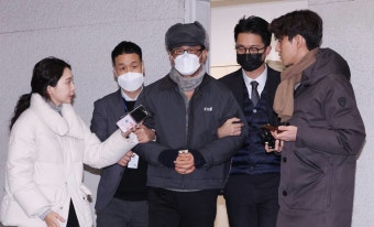 '햄버거 회동' 노상원, 오전 검찰에 구속 송치되는 모습 (사진 4장) | 위키트리 '햄버거 회동' 노상원, 오전 검찰에 구속 송치되는 모습 (사진 4장)