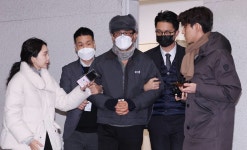 '햄버거 회동' 노상원, 오전 검찰에 구속 송치되는 모습 (사진 4장) | 위키트리 '햄버거 회동' 노상원, 오전 검찰에 구속 송치되는 모습 (사진 4장)