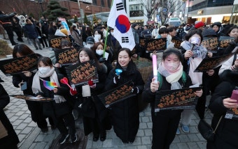 크리스마스에도 뜨거운 윤 대통령 탄핵 찬반 집회...
