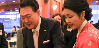 “김건희 여사 건강 크게 악화... 윤 대통령, 몇 주째 술은 입에도 안 대” | 위키트리 “김건희 여사 건강 크게 악화... 윤 대통령, 몇 주째 술은...