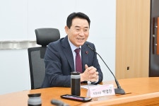 영상 속 횡단보도 선행 학생들 찾습니다 | 위키트리 영상 속 횡단보도 선행 학생들 찾습니다