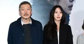 김민희와 7년째 불륜 중인 홍상수 감독, 시상식 무대서 돌발 행동 (영상) | 위키트리 김민희와 7년째 불륜 중인 홍상수 감독, 시상식 무대서 돌발... 