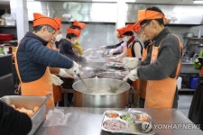 한 번 준비할 때 500인분…설 명절, 남을 위해 밥 짓는 사람들 | 위키트리 한 번 준비할 때 500인분…설 명절, 남을 위해 밥 짓는 사람들 