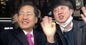 [포토]홍준표 대구시장, 신천 둔치 대봉교 현장 시찰 | 위키트리 [포토]홍준표 대구시장, 신천 둔치 대봉교 현장 시찰