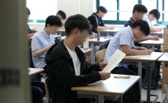 “돈을 땅바닥에...” 수능 만점자가 공부에 대해 뼈 때리는 말 남겼다 | 위키트리 “돈을 땅바닥에...” 수능 만점자가 공부에 대해 뼈 때리는... 