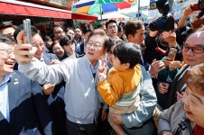 “이재명 후보 박탈 대비해 다른 후보 준비해야” 주장 확산하자... | 위키트리 “이재명 후보 박탈 대비해 다른 후보 준비해야” 주장 확산하자...
