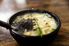 요즘처럼 비 자주 오고 흐린 날, 수제비 만들 때 써먹는 반죽법 | 위키트리 요즘처럼 비 자주 오고 흐린 날, 수제비 만들 때 써먹는 반죽법 