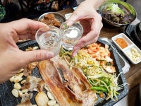 삼겹살에 소주, 한국인들 조합인 줄 알았는데…의외의 나라에서 열풍 | 위키트리 삼겹살에 소주, 한국인들 조합인 줄 알았는데…의외의 나라... 