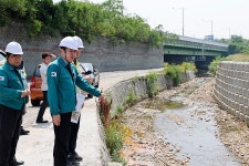 김정헌 중구청장, 하늘초교 등굣길 교통안전 캠페인 전개 | 위키트리 김정헌 중구청장, 하늘초교 등굣길 교통안전 캠페인 전개