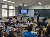 김찬진 동구청장, 서림초 일일 선생님…아이 눈높이로 도로명주소 교육 | 위키트리 김찬진 동구청장, 서림초 일일 선생님…아이 눈높이로... 