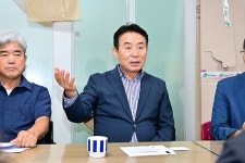 (주)에코트렌드, 소흘읍 경로당에 식탁·의자 기탁 | 위키트리 (주)에코트렌드, 소흘읍 경로당에 식탁·의자 기탁