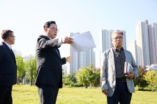 강수현 양주시장, 옥정호수공원 현장서 야간조형물 설치 논의 | 위키트리 강수현 양주시장, 옥정호수공원 현장서 야간조형물 설치 논의