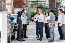 윤환 구청장, e편한세상 계양더프리미어아파트 경로당 개소 축하 | 위키트리 윤환 구청장, e편한세상 계양더프리미어아파트 경로당 개소 축하