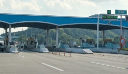 모두가 원했다…무려 32년 만에 통행료 무료 되는 고속도로 톨게이트 | 위키트리 모두가 원했다…무려 32년 만에 통행료 무료 되는 고속도로... 