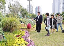 이영훈 미추홀구청장, 2025 인천 국화 전시회 준비 현장 점검 | 위키트리 이영훈 미추홀구청장, 2025 인천 국화 전시회 준비 현장 점검