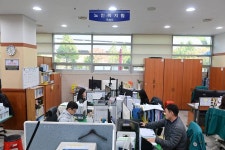 [2보] 봉화 광산 고립자 2명, 221시간 만에 생환…비닐 치고 모닥불... 봉화 광산 고립자 2명, 221시간 만에 생환…비닐 치고 모닥불 피우며... 