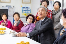 윤환 계양구청장 어르신 행복이 곧 구정 목표…경로당 환경개선 약속 | 위키트리 윤환 계양구청장 어르신 행복이 곧 구정 목표…경로당... 